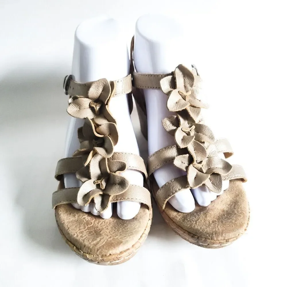 Bolo Born Metallic Gold Leather T-Strap Flowers Womens Size 8 Wedge Heel Sandals - Picture 4 of 10